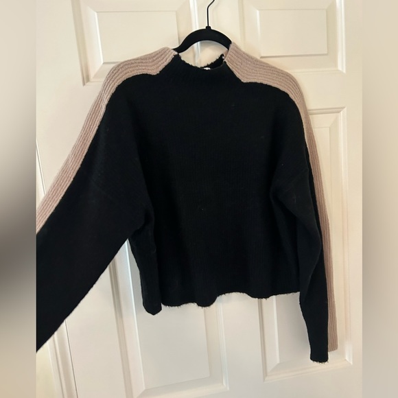 Line and dot black sweater with beige stripe down sleeve. Size xtra small - Picture 1 of 4